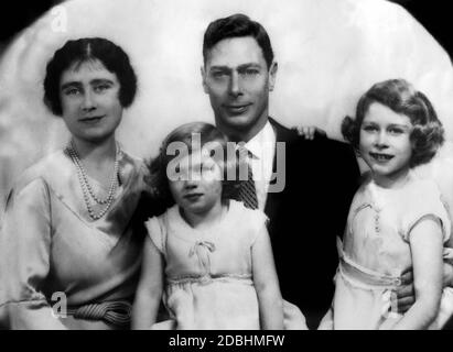 Portrait de famille de la reine mère Elizabeth, de la princesse Margaret, du roi George VI et de la princesse Elizabeth. Banque D'Images