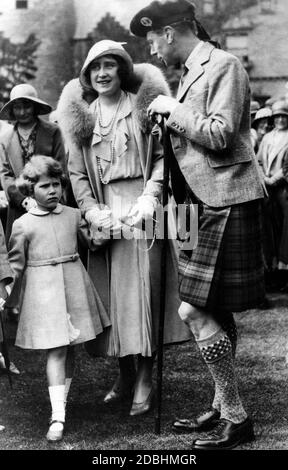 Elizabeth, Duchesse de York, et George, duc de York et plus tard le roi George VI, avec les princesses Margaret Rose et Elizabeth (coupée) à un événement des Highlands. Banque D'Images