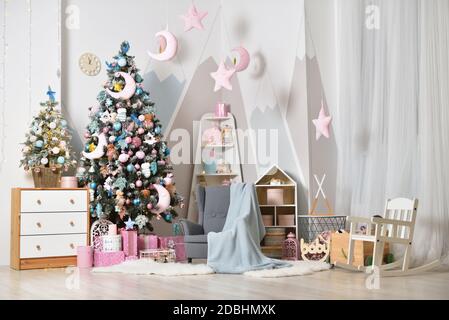Décorations de Noël avec un arbre de Noël dans un lumineux pour enfants chambre Banque D'Images