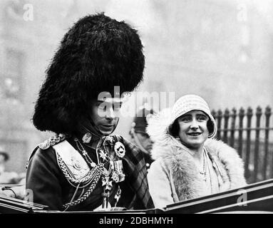 George, duc de York et plus tard le roi George VI, avec sa femme Elizabeth, duchesse de York, en une calèche ouverte. Le duc porte un uniforme et la casquette de barbe traditionnelle. Banque D'Images