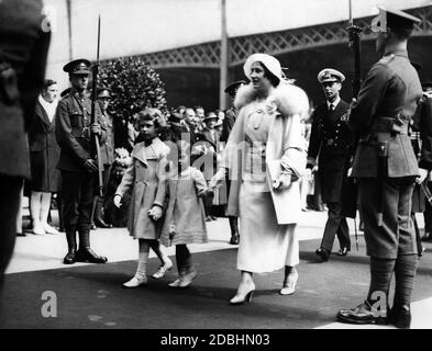 George, le duc d'York et plus tard le roi George VI, sa femme Elizabeth et leurs deux filles, la princesse Elizabeth (à droite) et la princesse Margaret Rose passent par la garde d'honneur à Olympia à Londres pendant le tournoi royal. Banque D'Images