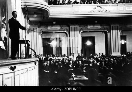 Hitler avant son mandat de chancelier de Reich lors d'un discours de campagne électorale. Derrière les chemises blanches se trouvent les hommes sa, qui n'étaient pas autorisés à porter des uniformes à ce moment-là. Banque D'Images
