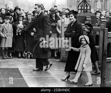 George et sa femme Elizabeth, le couple ducal de York, avec leurs filles la princesse Elizabeth et la princesse Margaret Rose, sont accueillis par une foule de gens. Photo non datée, c. 1936. Banque D'Images