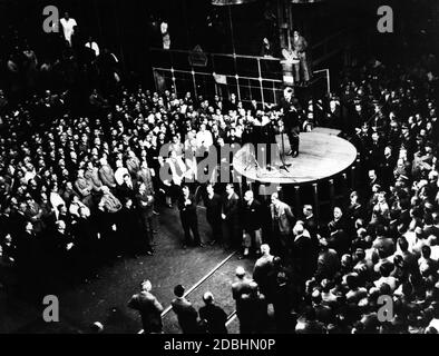 Le chancelier de Reich Adolf Hitler lors d'un discours à l'usine Siemens de Berlin. Banque D'Images