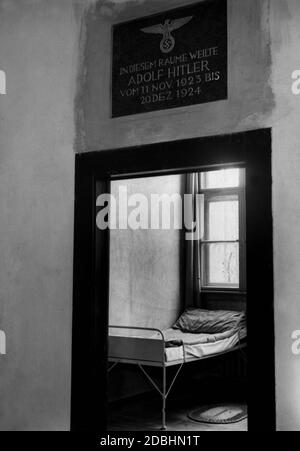 Dix ans après son emprisonnement dans la forteresse, une plaque commémorative a été placée au-dessus de la porte de l'ancienne prison d'Hitler. ''Adolf Hitler a séjourné dans cette chambre de 11.11.1923 à 23.12.1924.''' Banque D'Images