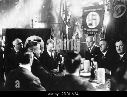 Hitler avec les premiers disciples, dont Gregor Strasser (à gauche d'Hitler) et Ulrich Graf (à droite), à la Hofbraeuhaus de Munich Banque D'Images