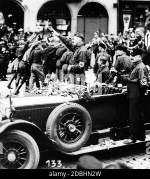 Hitler interprète le salut nazi lors du Congrès du Parti Reich à Nuremberg en 1927. Avec lui en voiture, Rudolf Hess et Ulrich Graf. Banque D'Images