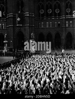 Hitler proclame le jour du Grand Reich allemand depuis le balcon de l'hôtel de ville de Vienne. Banque D'Images