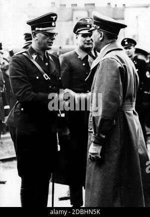 Adolf Hitler accueille Arthur Seys-Inquart dans l'uniforme d'un SS-Gruppenfuehrer. Il avait obtenu ce grade comme formalité après avoir rejoint le PNSAA le 13 mars 1938. Entre eux se trouve vraisemblablement Hans Frank. Banque D'Images