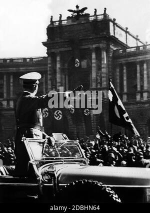 Adolf Hitler entre dans la Hofburg à Vienne salutation. Banque D'Images