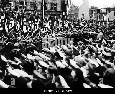 Après l'annexion démocratique de la région de Saar au Reich allemand, Adolf Hitler salue pour la première fois les unités de la Sarre NSDAP à Saarbruecken. Banque D'Images