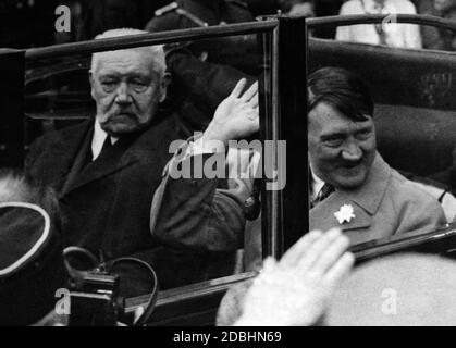 Hitler et Hindenburg vont ensemble à un rassemblement de jeunes dans le Lustgarten. Banque D'Images