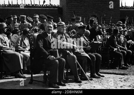 Adolf Hitler et Paul von Hindenburg au Mémorial de Tannenberg lors de son inauguration. Hermann Goering est assis sur la droite et dans la deuxième rangée est le fils de Hindenburg Oskar. Sur la droite avec le chapeau supérieur est Franz von Papen et à côté de lui Werner von Blombeg. Banque D'Images