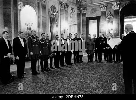 Hindenburg reçoit le cabinet d'Hitler à l'occasion de la réception du nouvel an 1934. De gauche à droite : Adolf Hitler, Franz von Papen, Konstantin von Neurath, Werner von Blomberg, Hermann Goering, Franz Seldte, Joseph Goebbels, Johann Ludwig Schwerin-Krosigk, Eltz von Ruebensch, Walter Darre, Rudolf Hess, Guertner, Ernst Roehm, Schmitt Banque D'Images