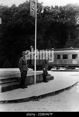 'Les soldiers du Fuehrerbegleitkommando (commande de l'escorte de Fuehrer) se tiennent devant la place de ''disgrace' ainsi décrite au verso, où l'armistice de Compiegne a été signé en 1918. Le wagon a été spécialement amené du Musée de l'Armée de Paris. ' Banque D'Images