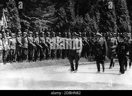 Les colonels de la Marine et de l'Armée de l'Air inspectent les soldats de Wehrmacht après qu'ils aient vaincu l'armée française après une courte guerre. Le lendemain, le chef d'OKW, Keitel, devait dicter les termes de l'armistice au gouvernement français au nom d'Hitler dans la forêt historique de Compiegene dans le wagon dans lequel la reddition de l'Empire allemand fut signée en 1918. Le wagon avait été transporté ici d'un musée à cette fin spéciale. Banque D'Images