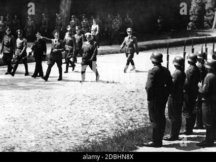 Adolf Hitler et les colonels de l'armée, de la marine et de l'armée de l'air inspectent les troupes de la Wehrmacht après avoir écrasé l'armée française après une courte guerre. Le lendemain, le chef d'OKW Keitel devait dicter les termes de l'armistice au gouvernement français au nom d'Hitler dans la forêt historique de Compiegene dans le wagon original de la reddition de l'Empire allemand en 1918, qui avait été spécialement amené d'un musée. De gauche à droite : Walther von Brauchitsch, Wilhelm Keitel, Erich Raeder, Adolf Hitler et Hermann Goering. Banque D'Images