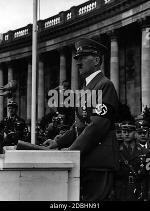 Adolf Hitler lors de son discours sur le balcon de la Hofburg à Vienne. En arrière-plan, Viktor Lutze et Alfred Rosenberg. Banque D'Images