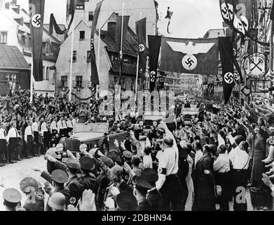 Lors de l'invasion des Sudètes, Adolf Hitler inspecte une formation d'honneur de la Wehrmacht. Les Allemands des Sudètes enthousiastes saluent avec le salut nazi. Banque D'Images