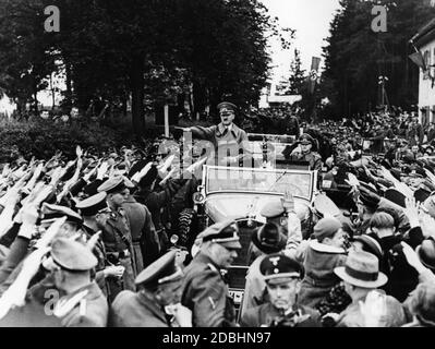 Lors de l'invasion des Sudètes, Adolf Hitler inspecte une formation d'honneur de la Wehrmacht. Les Allemands des Sudètes enthousiastes saluent avec le salut nazi. Banque D'Images