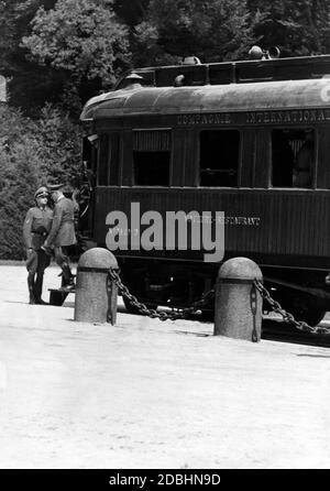 Adolf Hitler sort du wagon symbolique de Compiegene où l'armistice de Compiegne a été signé en 1918. Le wagon a été apporté spécialement à cette fin par le Musée de l'Armée de Paris, où il a été exposé. Banque D'Images