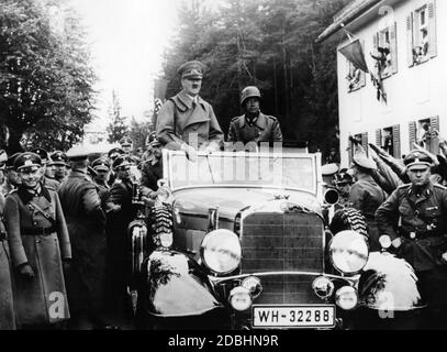 Lors de l'invasion des Sudètes, Adolf Hitler inspecte une formation d'honneur de la Wehrmacht. Les Allemands des Sudètes enthousiastes saluent avec le salut nazi. Banque D'Images