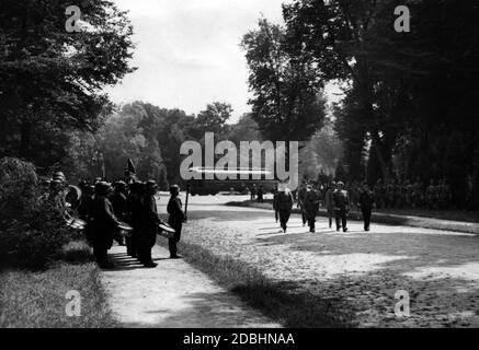 Hitler et ses commandants en chef de la Luftwaffe et de la Marine inspectent un garde d'honneur de la Wehrmacht dans la forêt de Compiegne. En arrière-plan, le chariot de Compiegne dans lequel a été signé le traité de paix en 1918, qui a été considéré honteux par les Nazis. Le lendemain, il a servi la vengeance d'Hitler comme un site renouvelé pour la signature des conditions de paix - cette fois-ci selon les diktats allemands. Werner von Brauchitsch et Wilhelm Keitel sont à peine reconnaissables dans la deuxième rangée. Banque D'Images