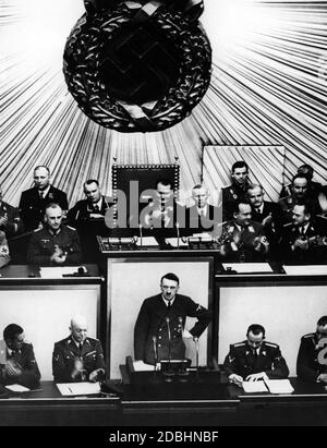 « Adolf Hitler pendant la session du Reichstag le 1er septembre 1939. Dans son discours, Hitler a justifié l'invasion allemande de la Pologne. L'adage très cité de 'seid 5 Uhr 45 wird zurueckgeschossen' (nous avons repris le feu depuis 5 h 45) vient de ce discours. En fait, la lutte contre le Danzig Westerplatte a commencé déjà à 4:45 a.m avec l'artillerie de navire. Le raid aérien sur Wielun a commencé une heure plus tard. La raison de l'attaque allemande était une action commando menée par des hommes SS contre la station de radio Gleiwitz près de Breslau. La déclaration d'Hitler se lit dans son intégralité: ''cette nuit pour le Banque D'Images