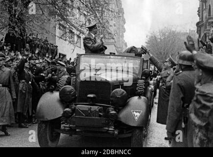 Adolf Hitler est conduit par Maribor dans une Mercedes W31. Campagne des Balkans 1941 Maribor - Marbourg germano-autrichien an der Drau - était une ville essentiellement germanophone en Autriche-Hongrie jusqu'en 1918. Banque D'Images