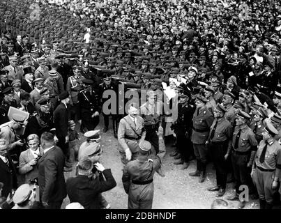 Adolf Hitler arrive sur l'Ehrenbreitstein près de Koblenz, où a eu lieu le rassemblement de fidélité pour le Saar (Saarreue Kundgebung). Il est suivi par un groupe de dirigeants nazis, parmi eux, avec leur dos à la photo et dans la conversation soit Martin Bormann ou Karl Bodenschatz, plus à gauche Joseph Goebbels, A sa droite Hans Heinrich Lammers en tant que SS Gruppenfuehrer et à sa droite Sepp Dietrich, commandant de la SS Leibstandarte Adolf Hitler. Le monsieur avec le chapeau derrière Goebbels est Bartholomaeus Kossmann, qui était membre de la commission gouvernementale du Saar Banque D'Images