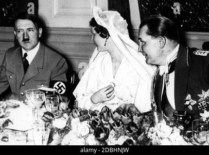 Adolf Hitler comme meilleur homme au deuxième mariage de Goering avec Emmy Sonnemann en 1935 à l'hôtel Kaiserhof à Berlin. Banque D'Images