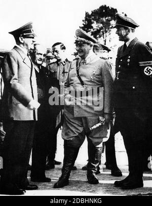 Adolf Hitler en conversation avec l'industriel de l'armement Ferdinand Porsche, Hermann Goering et Albert Speer. Entre Porsche et Goering est le docteur d'Hitler, le professeur Brandt. Banque D'Images