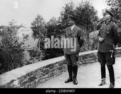 Adolf Hitler en uniforme de parti avec un insigne de Wound et une Croix de fer avec Werner von Blomberg, qui a été nommé maréchal général en 1936. Banque D'Images