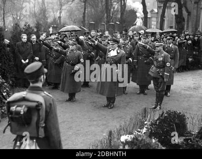 Hermann Goering commémore le membre de l'AS Horst Wessel, stylisé comme un martyr du national-socialisme, avec le salut nazi. Wessel a été enterré au cimetière Saint-Nicolas et Sainte-Marie de Prenzlauer Berg. La photo montre sur le côté droit de Goering le sa-Obergruppenfuehrer Dietrich von Jagow, sur le côté gauche l'Obersturmbannfuehrer Fritz Schlageter. Banque D'Images