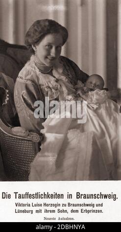 Le 9 mai 1914, le prince héréditaire Ernst August von Hannover a été baptisé à Braunschweig. Le portrait le montre dans les bras de sa mère, Duchesse Victoria Louise de Brunswick (née de Prusse). Banque D'Images