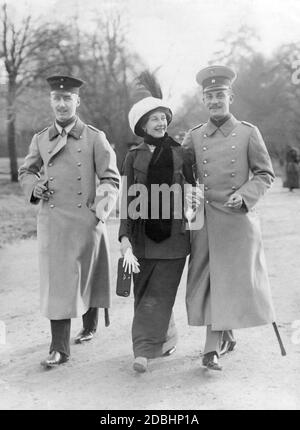 De gauche à droite : le prince Oskar de Prusse, la princesse Victoria Louise de Prusse et sa fiancée, le duc Ernst August III de Brunswick, faisant une promenade dans le Tiergarten à Berlin en 1913. Banque D'Images