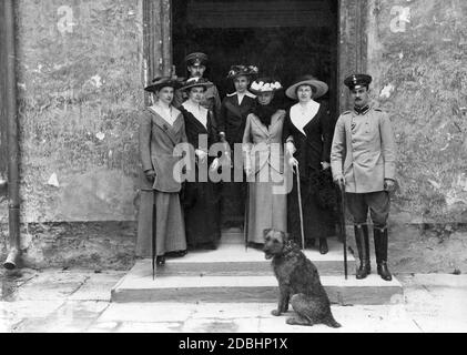 De gauche à droite : Grande Duchesse Alexandra de Mecklembourg-Schwerin (née Hanovre et Cumberland), princesse Olga de Cumberland, derrière son Grand-duc Frederick Francis IV de Mecklembourg-Schwerin, princesse Marie Louise de Baden (née de Hanovre-Cumberland), duchesse Thyra de Hanovre et Cumberland (née Danemark), Duchesse Victoria Louise de Brunswick-Lueneburg (prussienne) Et le duc Ernst-August III de Brunswick-Lueneburg. La photo a été prise le 8 mai 1915 à Blankenburg am Harz. Marie Louise tient un appareil photo dans sa main. Banque D'Images