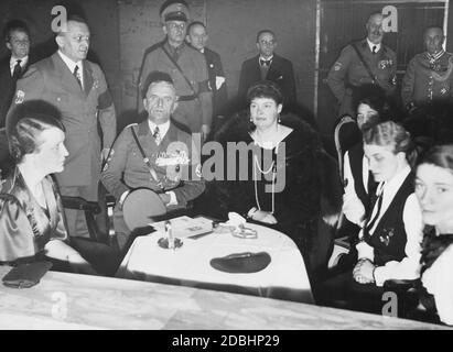 'En février 1935, Cecilie de Mecklembourg (au centre) a assisté à une soirée de charité organisée par le Bureau fédéral du NSDFB (Nationalsozialistischer Deutscher Frontkaempferbund, Anglais: National socialiste Association allemande des Fighters du Front, l'organisation successeur du 'Stahlhelm' après qu'il ait été mis en ligne). Les dons sont allés à une maison de personnes âgées à Windhoek. A gauche de Cecilie se trouve le colonel Grafunda, à gauche de lui est membre de l'association régionale du Grand Berlin. Derrière Grafunda est un homme dans l'uniforme de la NS-Frontkaempferbund. En arrière-plan (2e de Banque D'Images