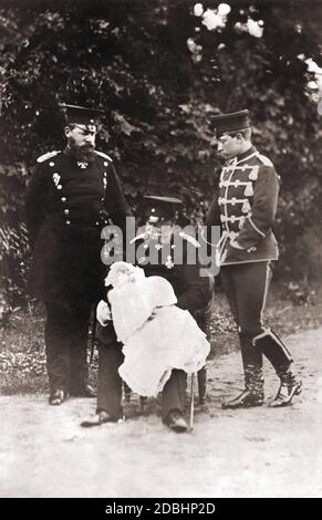 La photo montre les dirigeants de la Maison de Hohenzollern en 1882, de gauche à droite: Le prince héritier Friedrich Wilhelm de Prusse (plus tard l'empereur Frédéric III), le prince Guillaume de Prusse (plus tard le prince héritier) sur les genoux de son arrière-grand-père, l'empereur allemand Wilhelm I, et le prince Guillaume de Prusse (plus tard l'empereur Guillaume II). Banque D'Images