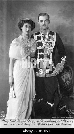 Le portrait montre le couple ducal Ernst August III de Brunswick-Lueneburg (en uniforme hussar) et Victoria Louise (née de Prusse) avant leur mariage en mai 1913. Photographie prise par le photographe Ernst Sandau à Berlin. Banque D'Images