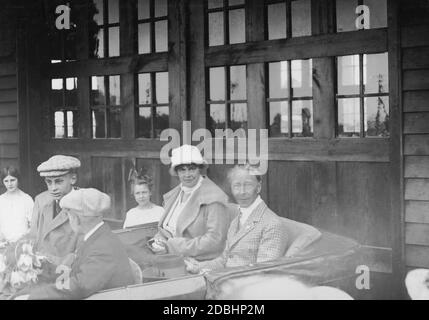 La princesse Cecilie de Mecklembourg (au centre) est assise dans une calèche à côté de son mari, le prince héritier Wilhelm de Prusse, peu après son arrivée à Bremerhaven. Elle avait déjà été à Madère. La photo a été prise en 1925. Banque D'Images