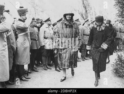 Le 20 mars 1928, un événement de commémoration a eu lieu dans la Waldkirche (ou église Saint-Pierre-et-Paul) à Nikolskoe entre Berlin et Potsdam pour commémorer le 100e anniversaire du prince Friedrich Karl de Prusse. La princesse Cecilie de Mecklembourg (au centre) et Marie Louise de Prusse (née Schaumburg-Lippe, à droite de Cecilie) étaient également présentes à la cérémonie. Les soldats salants sont des hussars Totenkopf. Banque D'Images