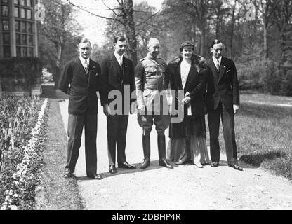 « le prince héritier se couple avec leurs trois fils au palais Cecilienhof. De gauche à droite : Prince Friedrich, Prince Wilhelm, Prince héritier Wilhelm de Prusse, Princesse Cecilie de Mecklembourg, Prince Hubertus. La photo a été prise le 6 mai 1932, lorsque le prince héritier Guillaume avait 50 ans. Wilhelm, le prince héritier Wilhelm et Hubertus portent un insigne du « Stahlhelm, Bund der Frontsoldaten » sur leurs revers, tandis que Frederick porte l'insigne d'épée du « Jungstahlhelm », l'organisation de jeunesse du Stahlhelm. Banque D'Images