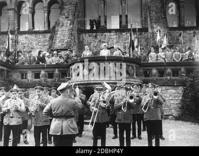 Crown Princess Cecilie (au centre, avec chapeau) lors d'un événement organisé par le Bund Koenigin Luise (Queen Louise League). Elle est debout sur un balcon en face de l'entrée du Palais impérial à Goslar, en face d'elle il y a un groupe de cuivres jouant. Cecilie était la patronne de l'organisation conservatrice-monarchiste des femmes. Banque D'Images