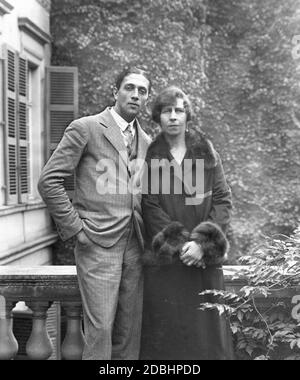 Le couple de Zoubkoff au Palais Schaumburg à Bonn en 1927. Alexandre Zoubkoff était un émigrant russe qui a été marié pendant quelques mois à Viktoria (née princesse de Prusse, soeur de Wilhelm II et dans son premier mariage épouse d'Adolf de Schaumburg-Lippe). Ils vivaient ensemble dans le palais. Banque D'Images