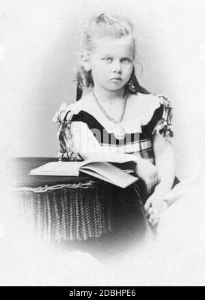 Princesse Victoria de Prusse à l'âge de 4 ans. Elle était la sœur de Wilhelm II et épousa plus tard le prince Adolf de Schaumburg-Lippe. La photo a été prise par le photographe Heinrich Graf de Berlin en 1870. Banque D'Images
