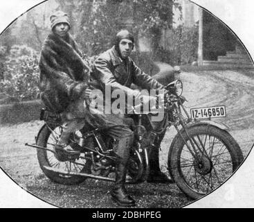 Viktoria (née de Prusse, puis princesse de Schaumburg-Lippe et en second mariage Zoubkoff) est assise sur une moto avec son mari, l'émigrant russe Alexander Zoubkoff. Le couple n'a été marié que pendant quelques mois et a vécu à Bonn. Le numéro de plaque d'immatriculation de la moto commence par I Z, qui représente la province du Rhin, qui appartenait à la Prusse. Banque D'Images