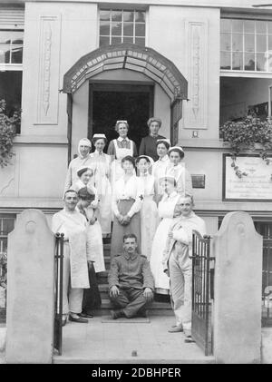 'La princesse Viktoria de Schaumburg-Lippe (née de Prusse, au centre de la photo avec le brassard de la Croix-Rouge) se tient avec des blessés et des infirmières devant l'entrée de l'hôpital militaire ''Glueckauf''. Le panneau à côté de l'entrée indique : ''Glueckauf. Association Hôpital de la branche Association de la Croix-Rouge pour la ville et la région de Bonn et de l'Association patriotique des femmes de la région de Bonn''. Viktoria a été présidente honoraire de l'association des femmes et a soutenu l'hôpital avec ses dons. La photo a été prise en novembre 1914 après le déclenchement de la première Guerre mondiale. Banque D'Images