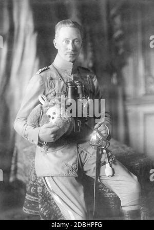 Portrait du prince héritier Guillaume de Prusse depuis la première Guerre mondiale. Il porte l'uniforme de service de terrain gris de Danzig Totenkopf Hussars (1. Leib-Husaren-Regiment Nr. 1), dont il était commandant depuis un certain temps avant la guerre. Wilhelm porte l'ordre prussien de l'Aigle noir et en dessous de lui la Croix de fer de 1ère classe. Banque D'Images