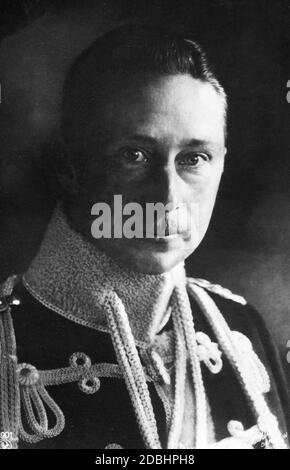 Le portrait montre le prince héritier Guillaume de Prusse dans l'uniforme du 1. Leib-Husaren-régiments Nr. 1. Il a été commandant du régiment de 1911 à 1913. La photographie a été prise par le photographe Ernst Sandau. Banque D'Images